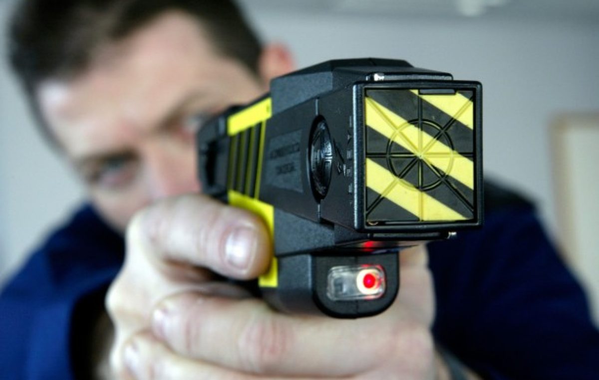 Para esquivar las pistolas Taser