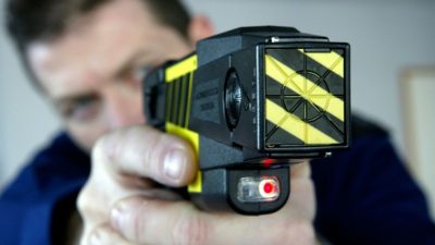 Para esquivar las pistolas Taser