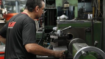 La producción de las pymes industriales cayó 6,4 por ciento en agosto