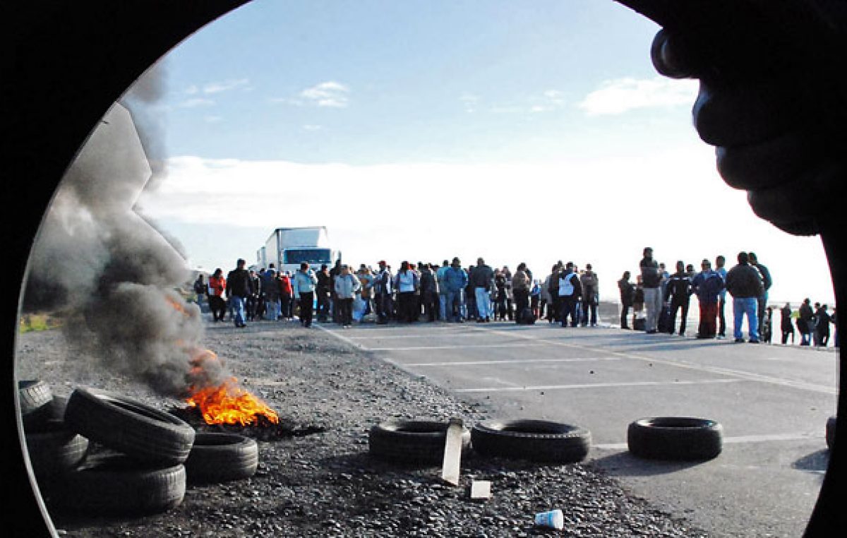 Siguen los cortes de ruta en Caleta Olivia, y Cañadón Seco se declaró en “alerta colectivo”