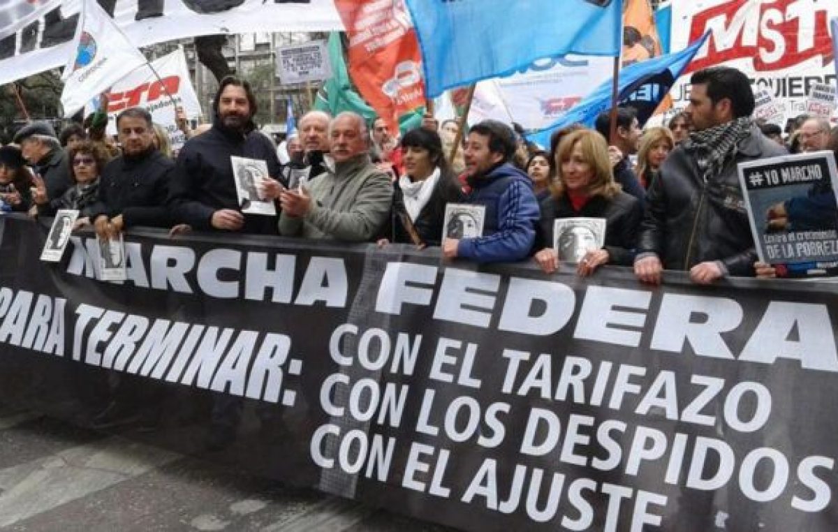 El gobierno niega problema social y critica las protestas