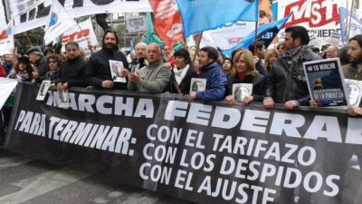 El gobierno niega problema social y critica las protestas