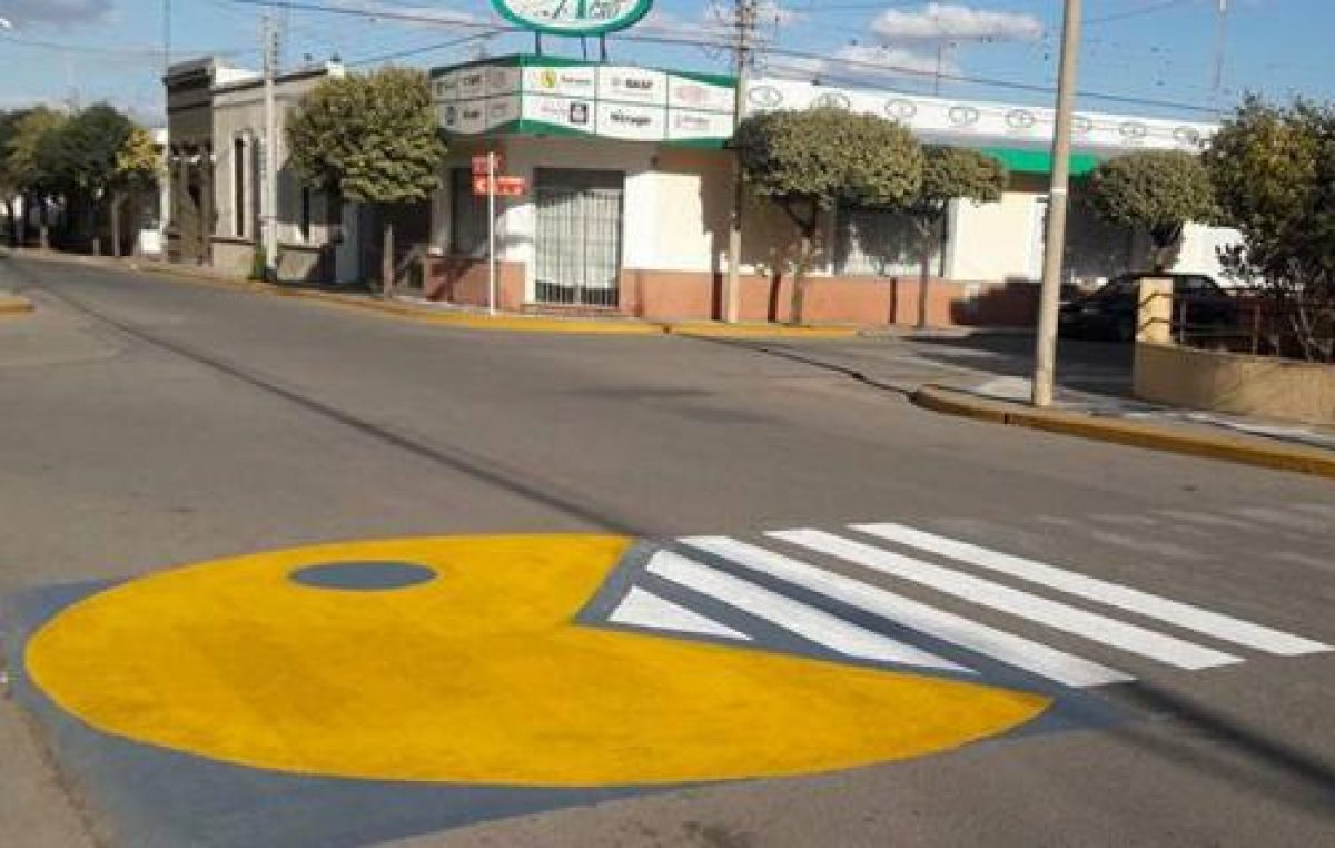 El pueblo en el que las sendas 3D y hasta un Pac-Man combaten la inseguridad vial