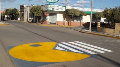 El pueblo en el que las sendas 3D y hasta un Pac-Man combaten la inseguridad vial