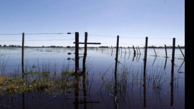 Evacuaron un pueblo entero por inundaciones