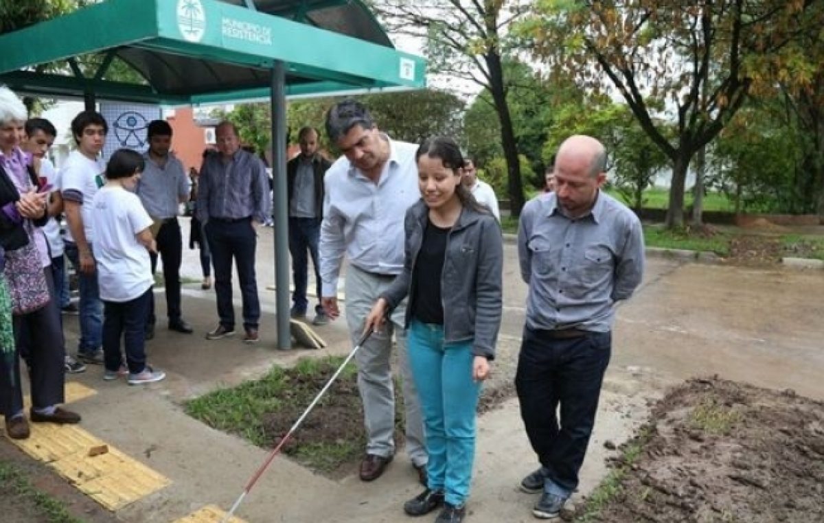 Resistencia tiene su primera parada de colectivos accesible para no videntes