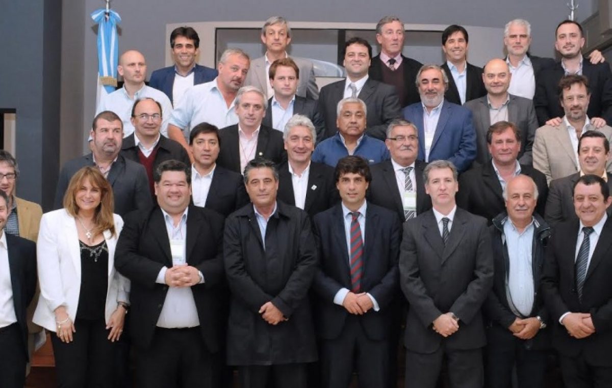 El ministro de Economía bonaerese recibió a 25 intendentes y prometió “previsibilidad”