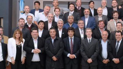 El ministro de Economía bonaerese recibió a 25 intendentes y prometió “previsibilidad”