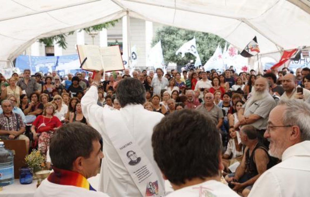 Curas contra el modelo neoliberal