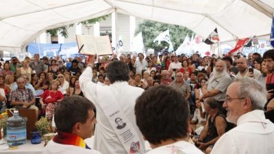 Curas contra el modelo neoliberal