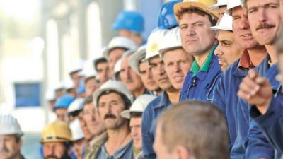 Empleo y salarios siguen en la lona