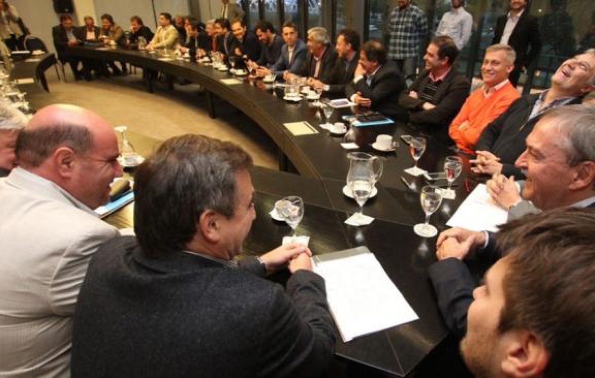 Los intendentes cordobeses firmaron el acuerdo y no habrá juicio contra la Provincia