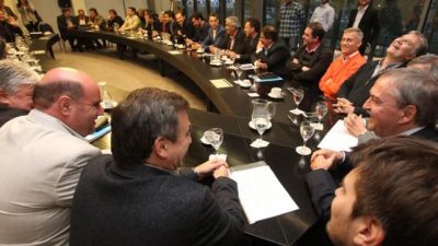 Los intendentes cordobeses firmaron el acuerdo y no habrá juicio contra la Provincia