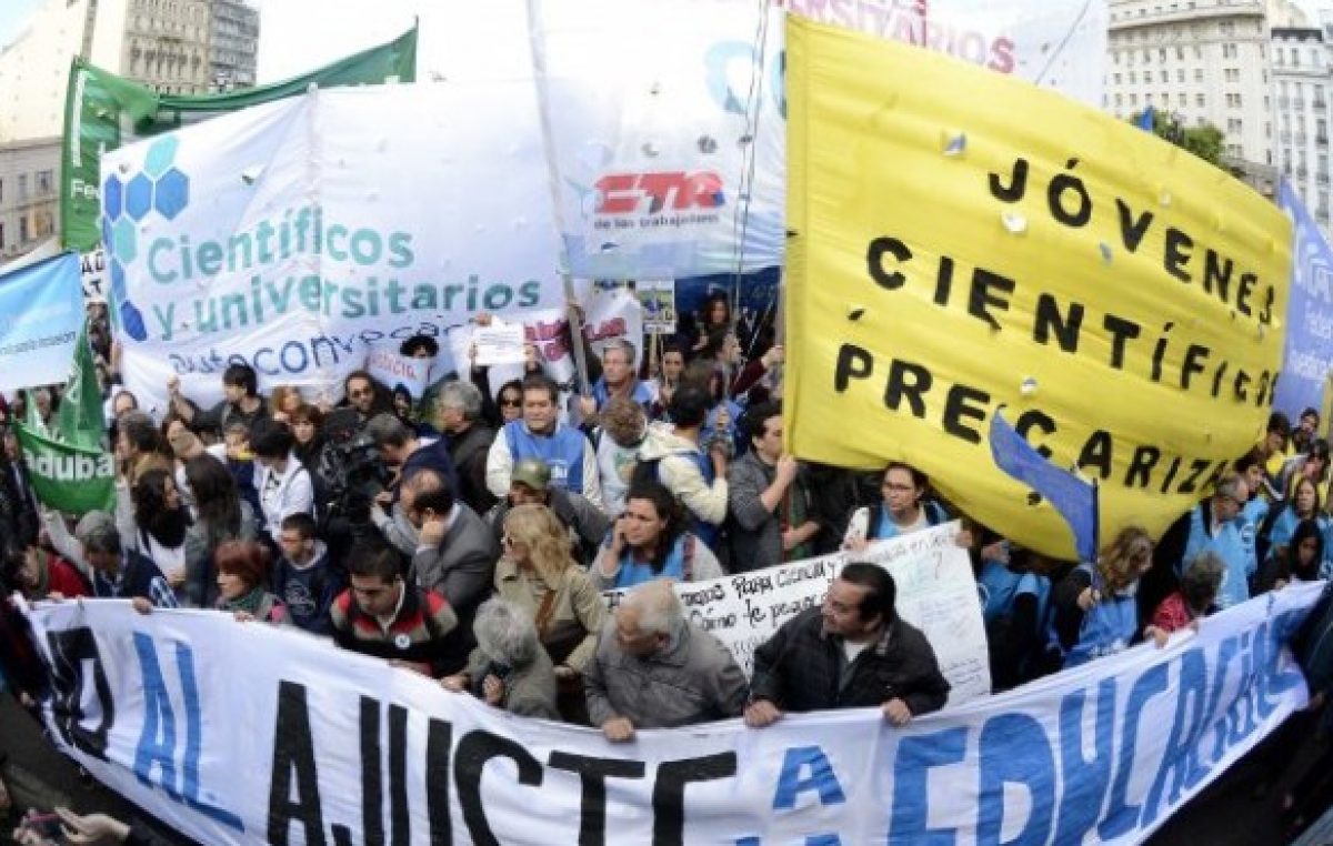 Masiva protesta contra recorte de fondos para Ciencia y Tecnología