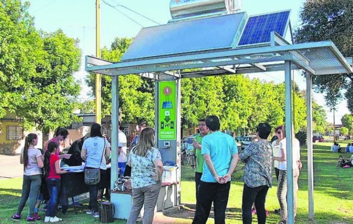 Firmat: Una estación solar pública provee agua caliente y recarga celulares