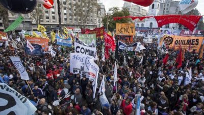 Más empresas despiden y suspenden