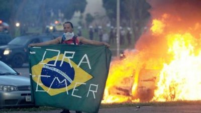 Fuerte represión policial contra manifestantes frente a Congreso de Brasil