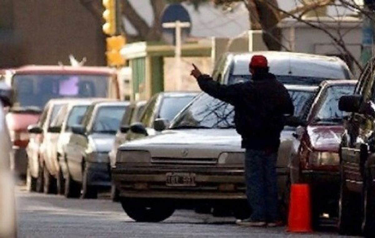 Rosario: Trapitos impiden estacionar libre en el parque Urquiza