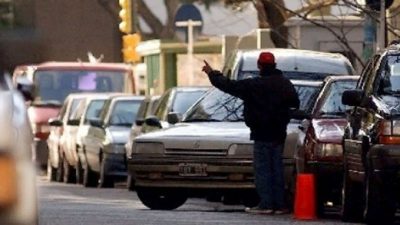 Rosario: Trapitos impiden estacionar libre en el parque Urquiza