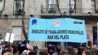 Municipales marplatenses van a paro y complican más a Arroyo