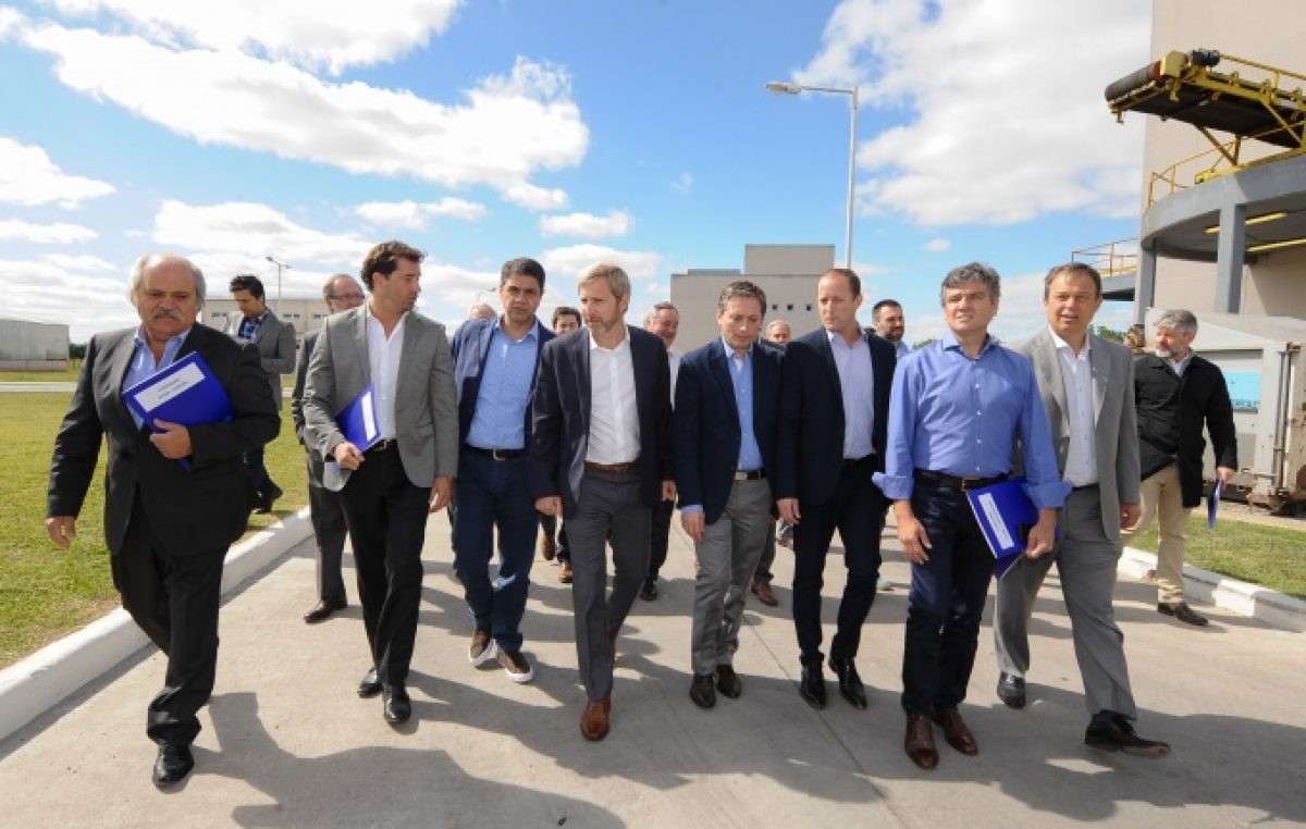 Prometen obras de agua y cloacas por 50 mil millones para diez distritos del Conurbano
