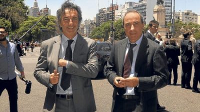 Bolsillo de payaso con la plata del Estado