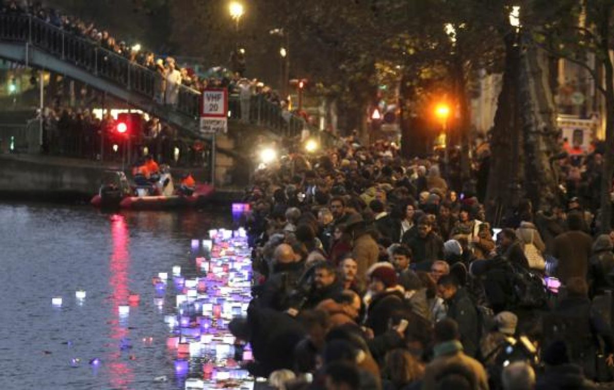 Francia conmemoró atentados y sigue el estado de emergencia