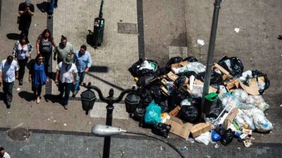 Santiago, tapado de basura por un paro de estatales