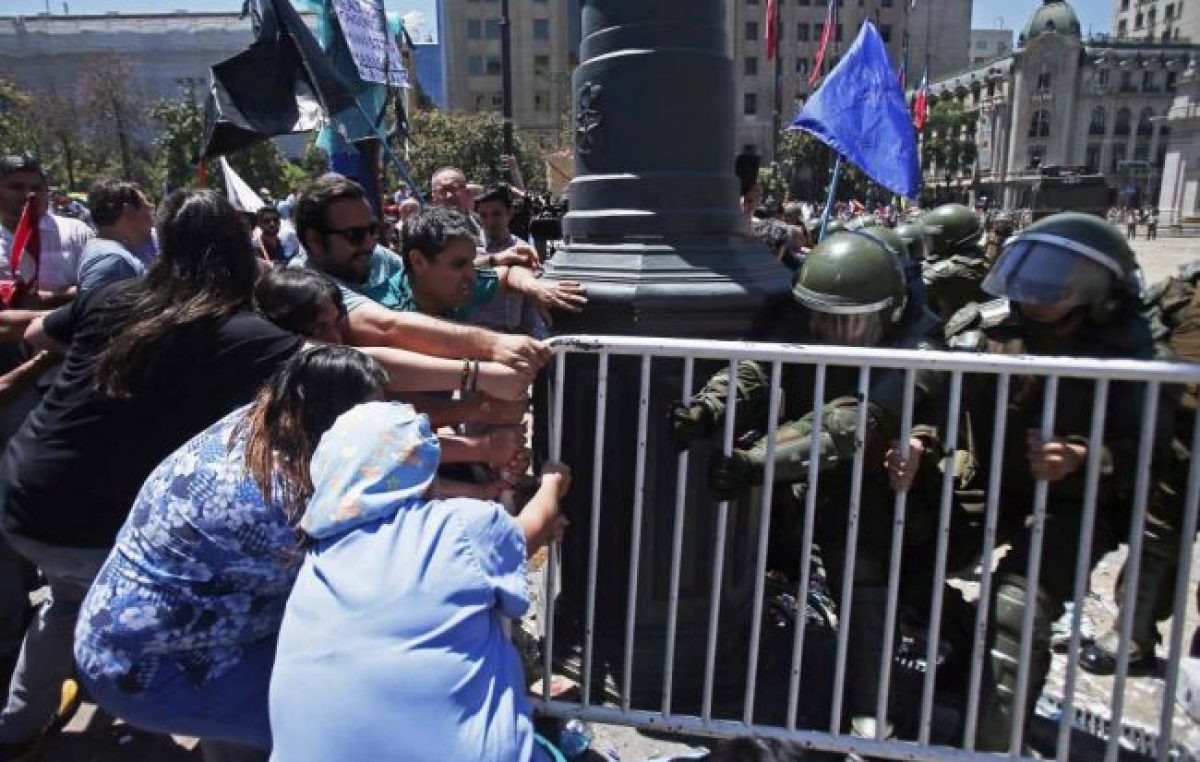 Chile: reprimen a manifestantes que cercaron la Moneda