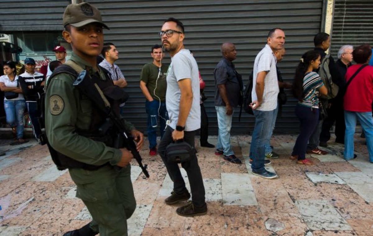Caos, apuro y confusión en Venezuela por el canje de billetes de 100 bolívares