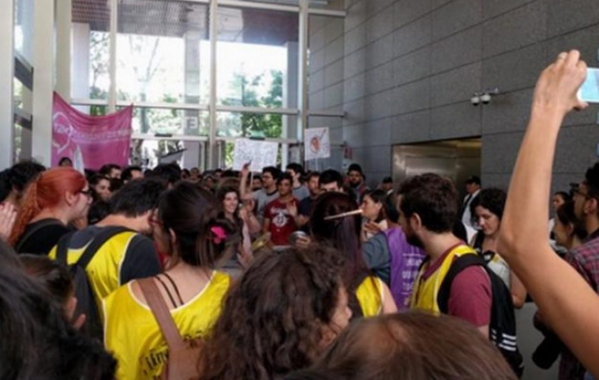 Científicos continúan tomando el Ministerio de Ciencia y Tecnología por recorte de fondos