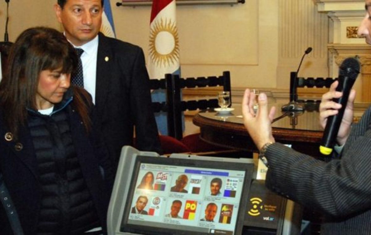 Desde el año 2019, los cordobeses votarán a través de una pantalla táctil