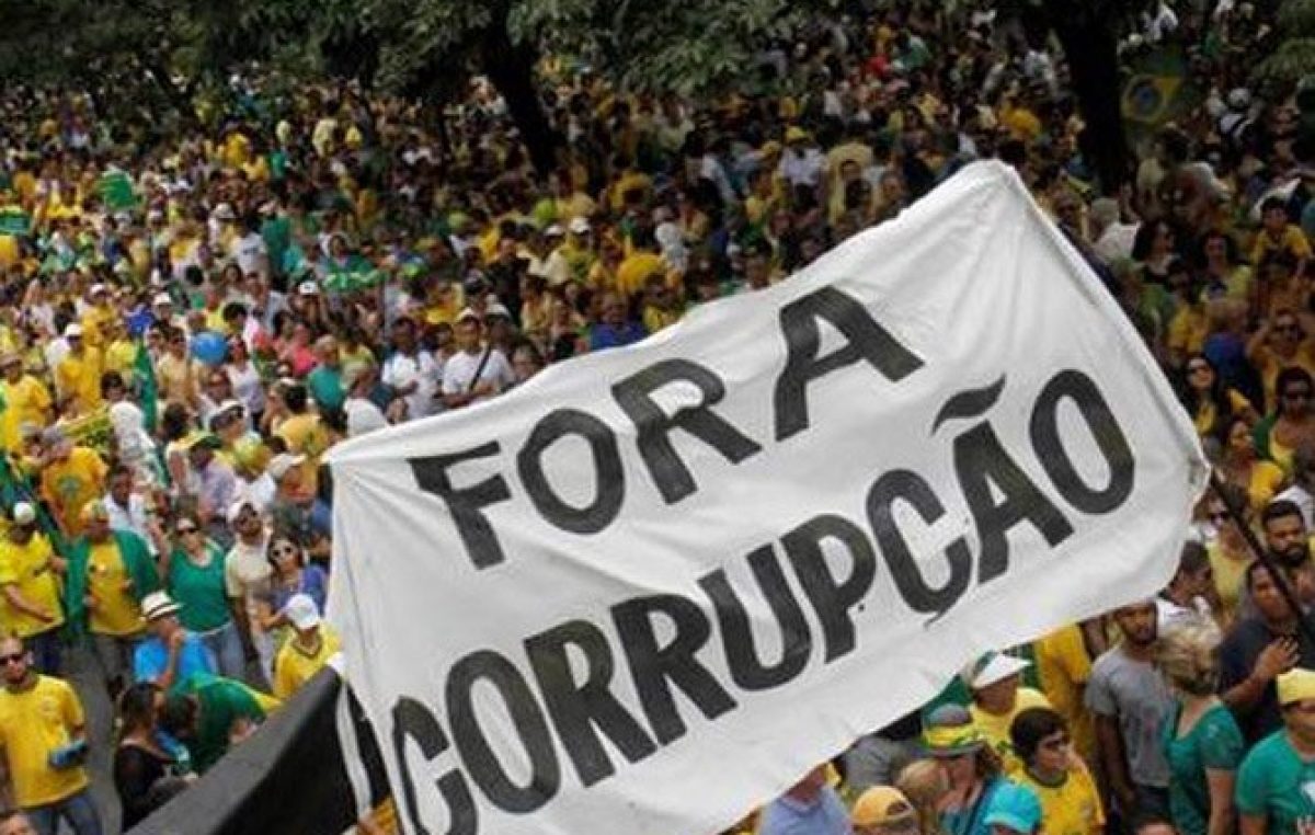 Miles de brasileños marcharon contra la corrupción política