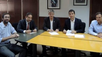 El intendente Ongarato firmó un acuerdo por 3000 microcréditos para Esquel