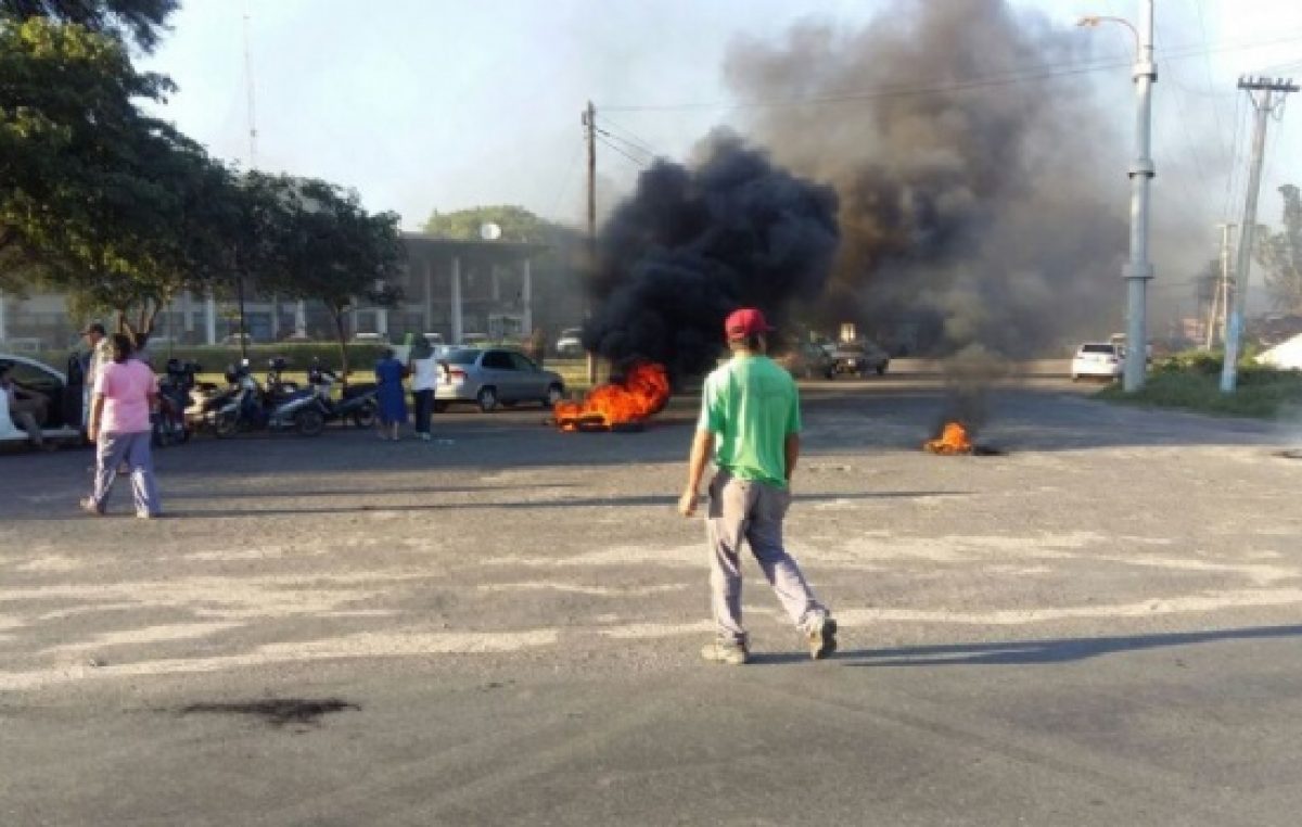 Empleados de Valle Viejo sitian el parador municipal