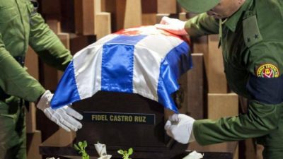Restos de Fidel y del Che juntos en el primer tramo del cortejo