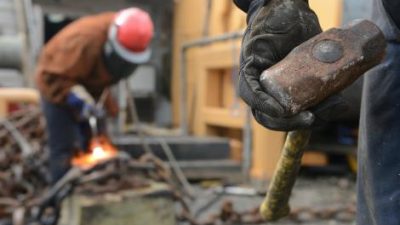 El empleo industrial acelera su caída