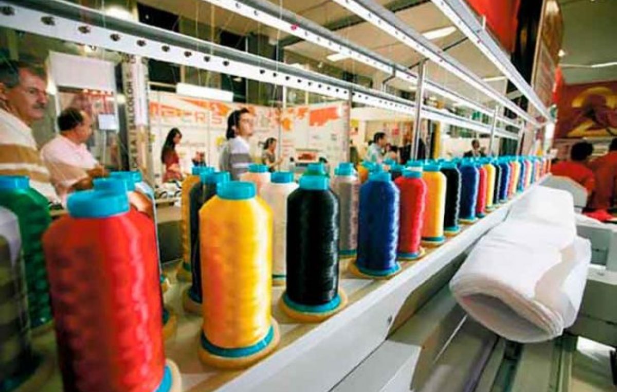 Inédita marcha en Luján de empresarios y trabajadores textiles: «Esto es calcado de los 90»