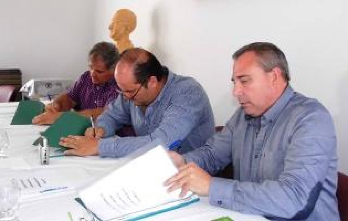 Tordillo: El intendente Olivera firmó el nuevo convenio colectivo de trabajo