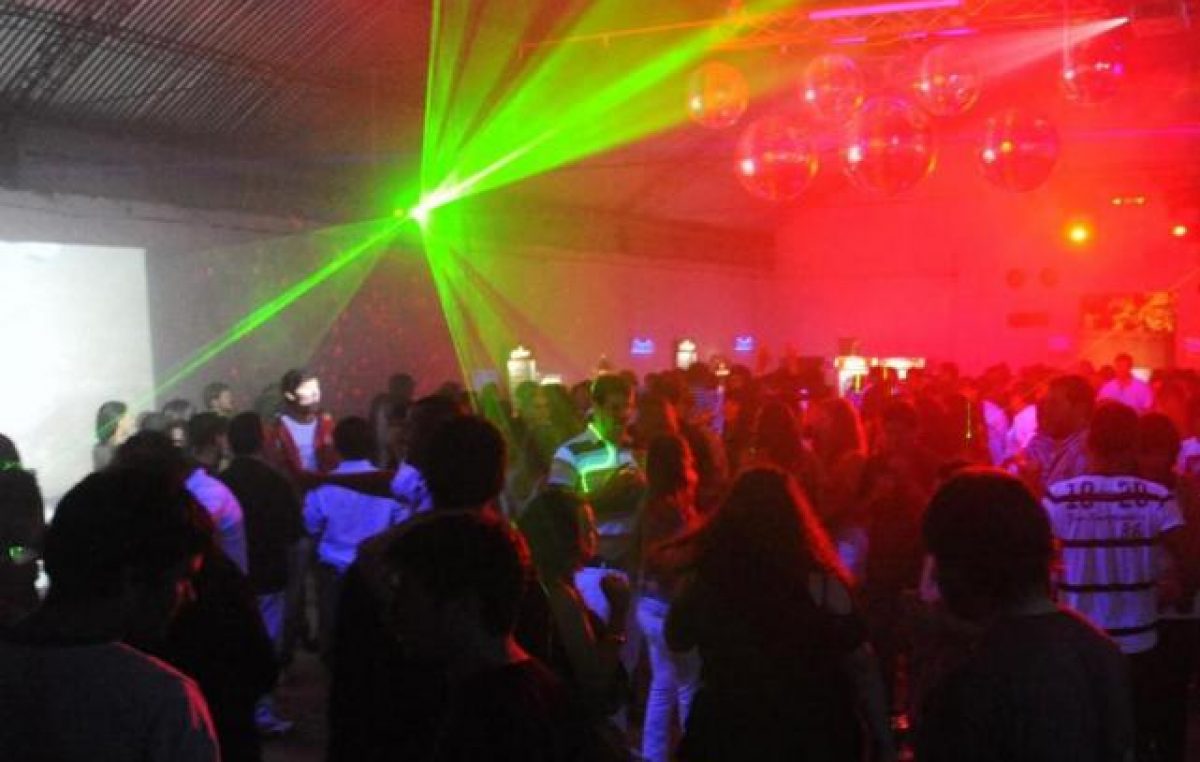 En los pueblos bonaerenses permitirían que los jóvenes vayan a bailar desde los 16 años