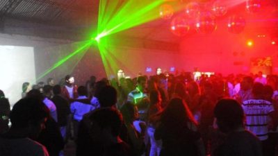 En los pueblos bonaerenses permitirían que los jóvenes vayan a bailar desde los 16 años