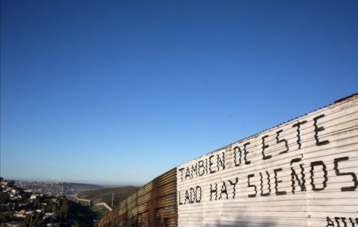 Trump ordenó levantar el muro con México