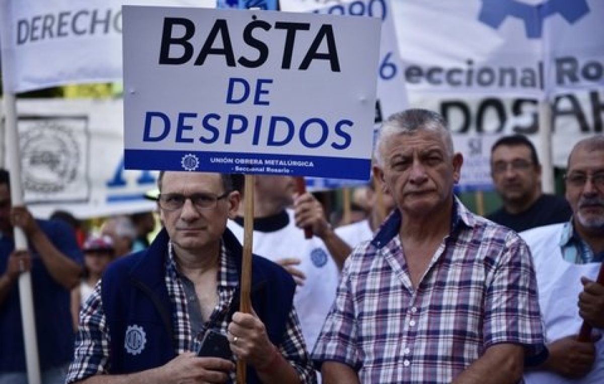 El 2017 arrancó con una ola de despidos y suspensiones y los gremios están alertas