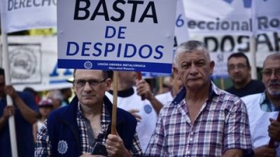 El 2017 arrancó con una ola de despidos y suspensiones y los gremios están alertas