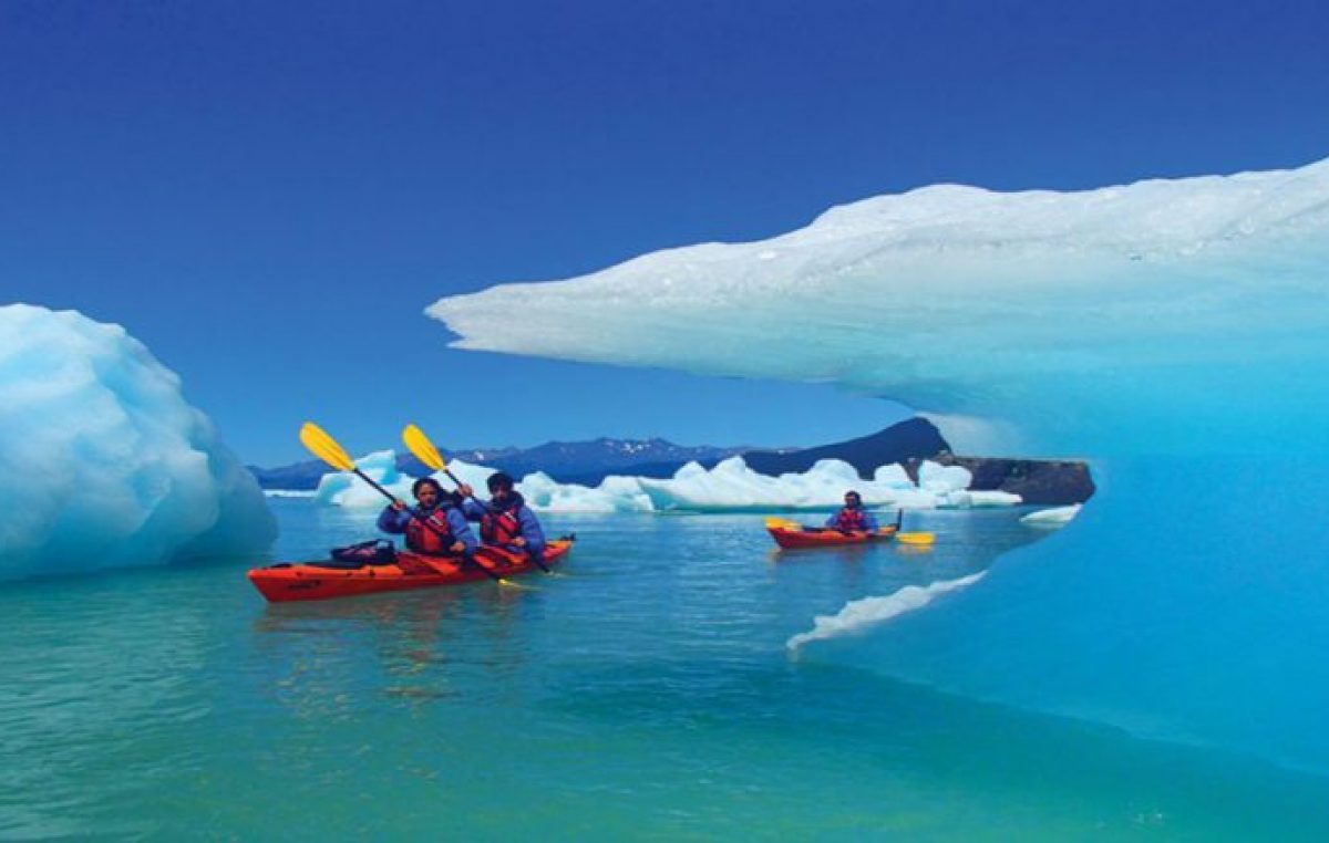 En kayaks entre los témpanos del Upsala
