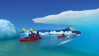 En kayaks entre los témpanos del Upsala