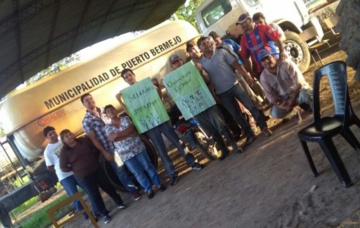 Municipales de Puerto Bermejo no cobran y están de paro