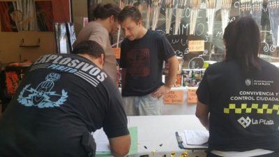 La Plata también le declara la guerra a la venta callejera: desalojó 550 puestos en un año