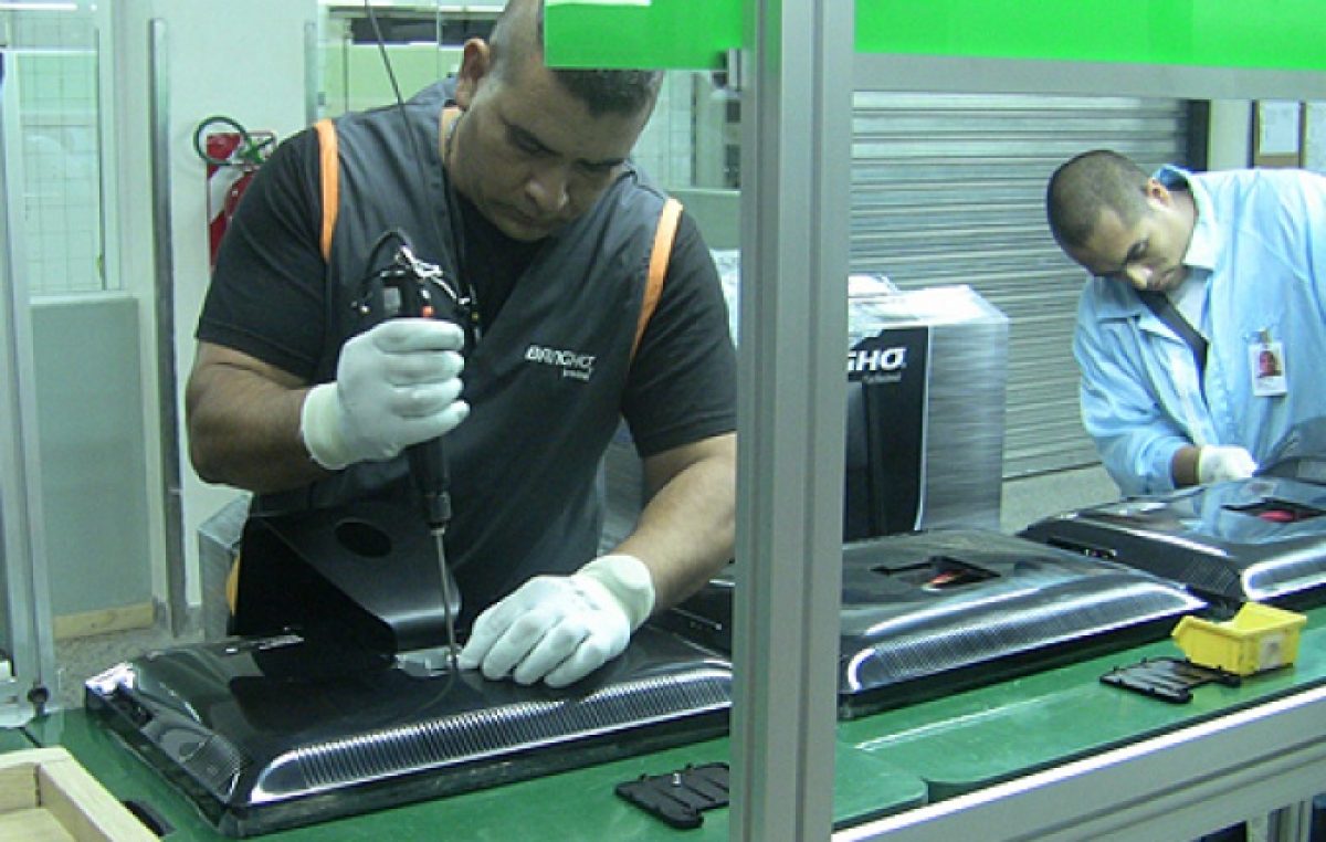 Por las importaciones cerró una fábrica de computadoras y despidieron a 200 trabajadores en Vicente López