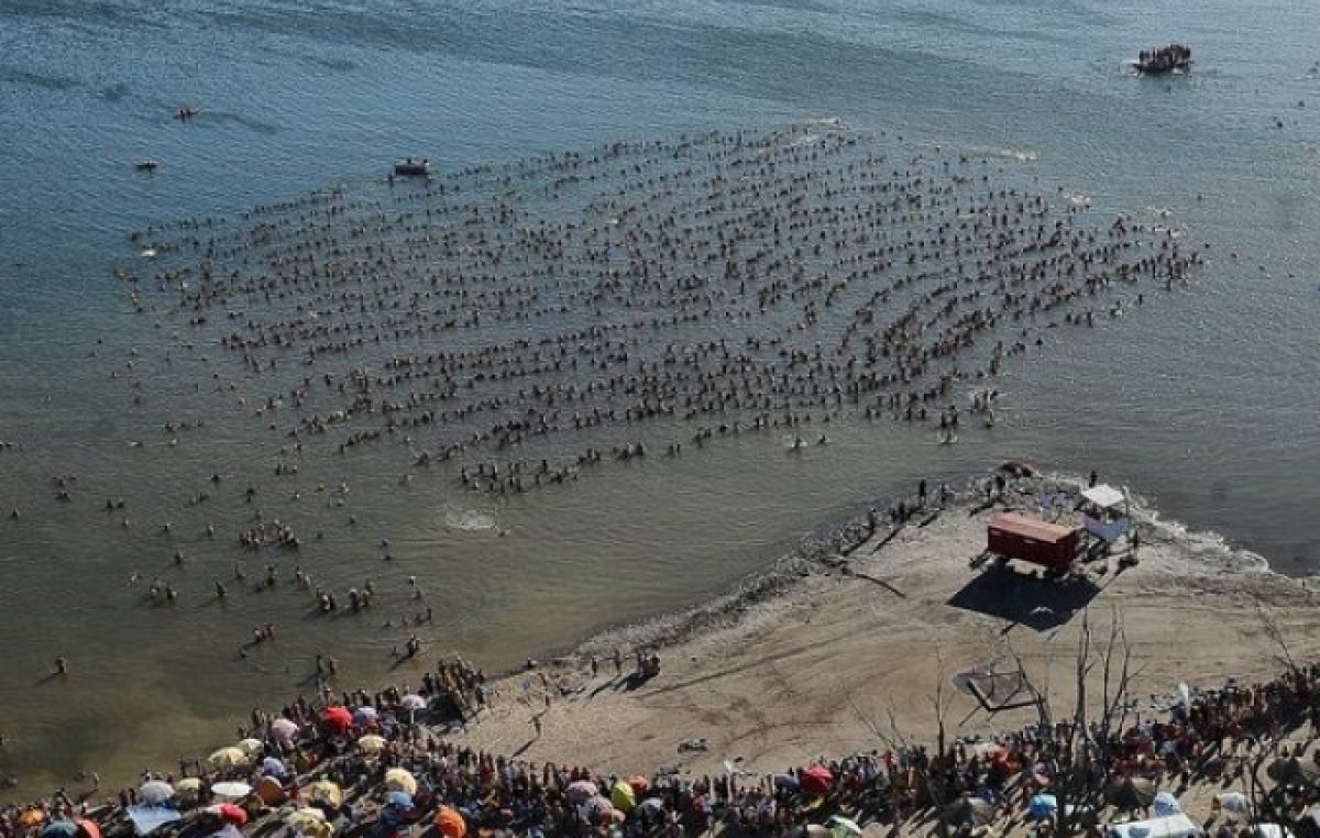 ¡Lo lograron! Carhué entró al Guinness, con casi dos mil personas flotando en el Lago Epecuén